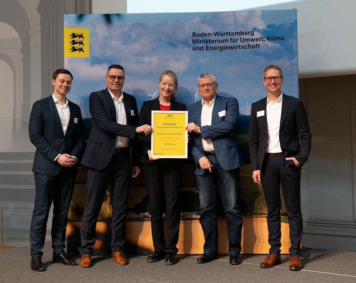 Feierliche Übergabe der Förderung des Landes Baden-Württemberg an SWF - Herrn Günther Haag (2. v.l.)  und Herrn Oliver Fuchs (r) - Copyright Umweltministerium Baden-Württemberg